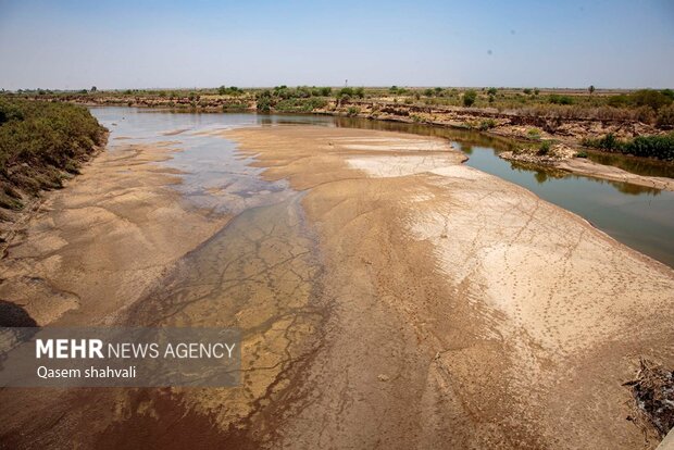 ظهور جزیره‌های خاکی درحریم آبی حوضه کارون/جلگه خوزستان ترک خورد