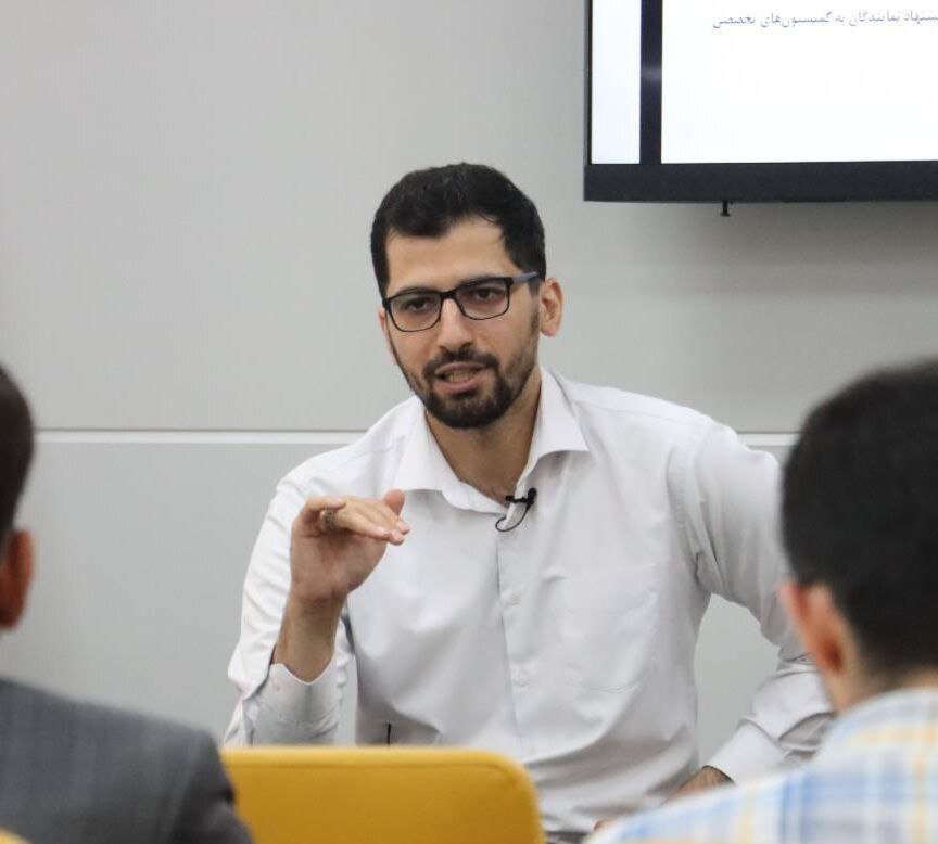 معماریان: بعید است اصلاحات زیادی در بودجه شود/ دولت با افزایش نرخ ارز کالا برگ بیشتری منتشر میکند