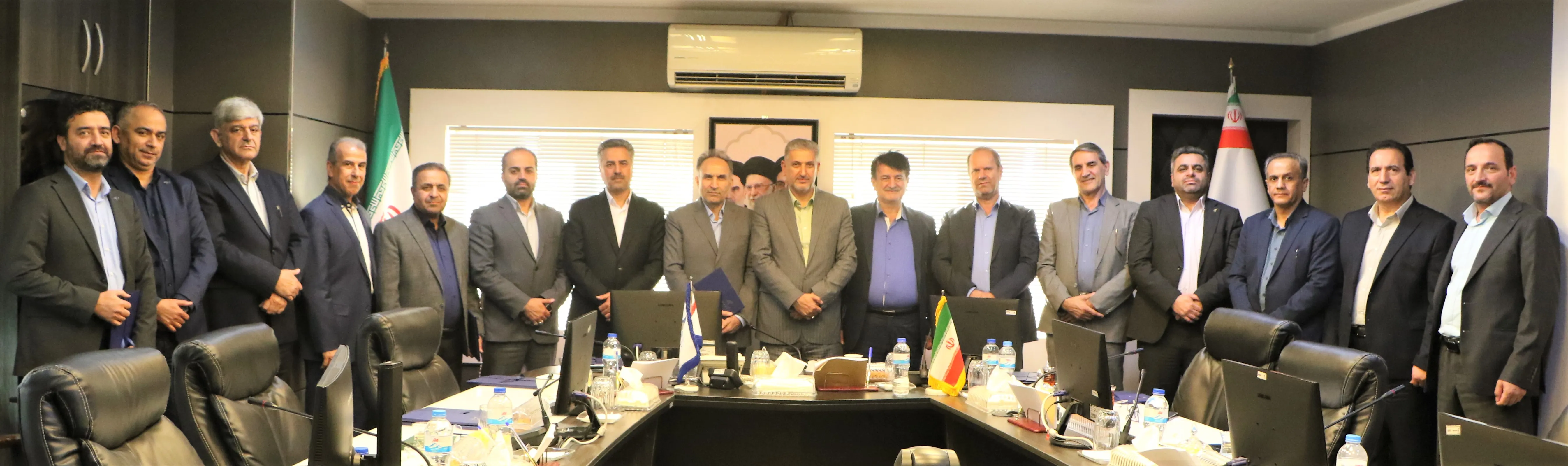 تقدیر از همکاران ایثارگر و رزمنده بانک سرمایه
